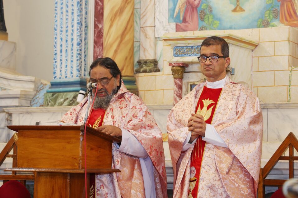 good-friday-faithful-observe-prayer-fasting-way-of-the-cross-across